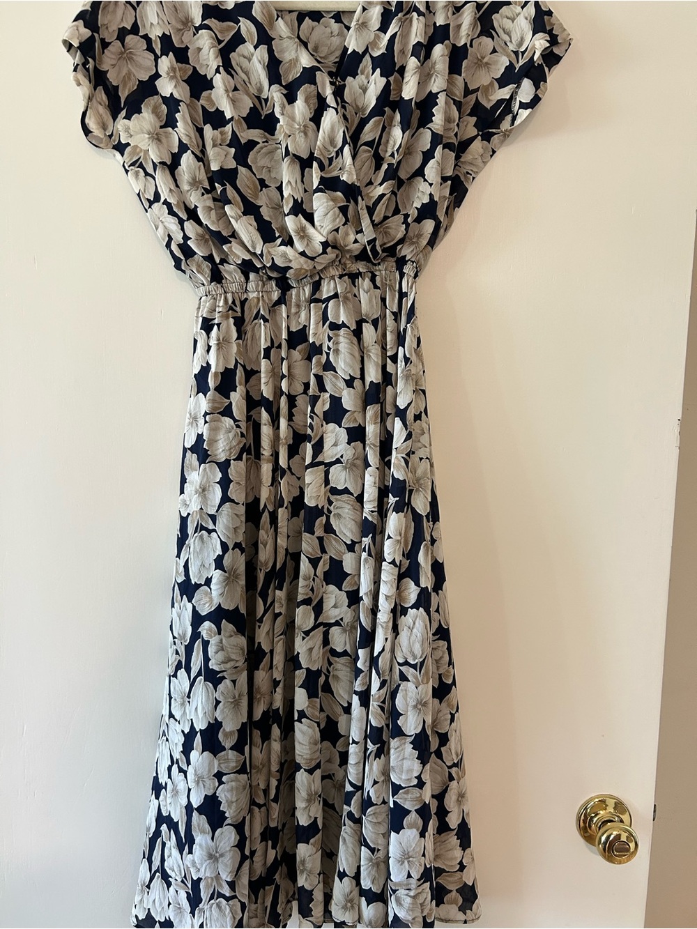 Vintage dress size medium v neck midi with very flattering shape grey florals